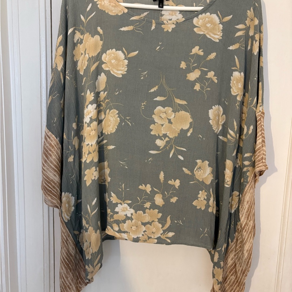 Chic Floral Women's Blouse in Gray and Cream